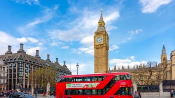 Frumusețea României cuprinde Marea Britanie. 250 autobuze din Regatul Unit vor afișa mesajul „Hop on board to Romania”