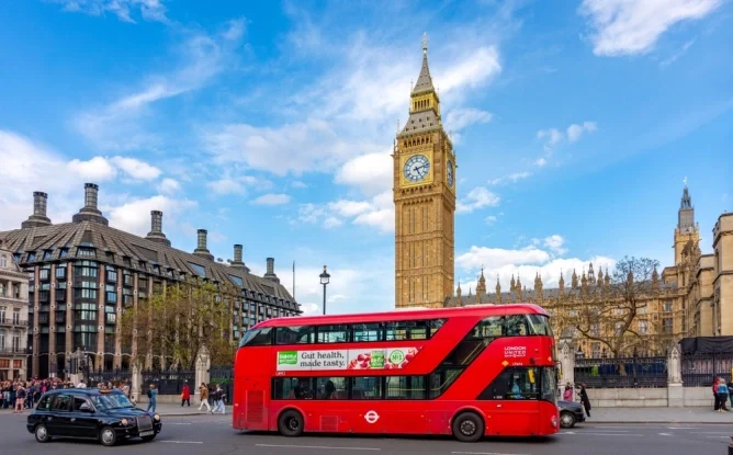 Frumusețea României cuprinde Marea Britanie. 250 autobuze din Regatul Unit vor afișa mesajul „Hop on board to Romania”