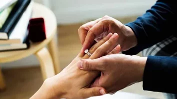 Aeroportul Luton din Londra e aliatul cererilor în căsătorie. Care este codul secret pentru a nu strica surpriza logodnei