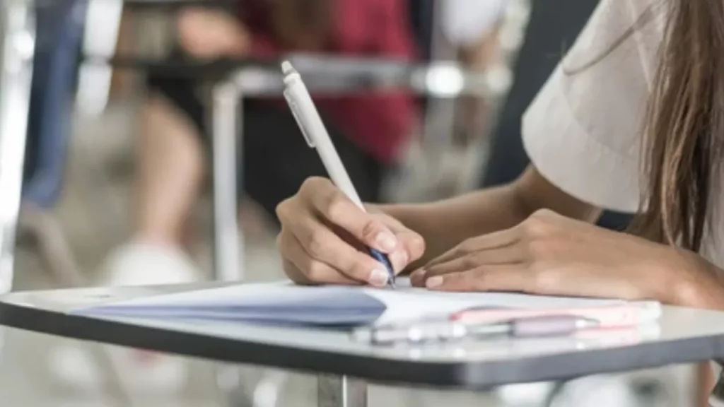 Cum va arăta BAC-ul în 2025? Ministerul Educației a publicat modelele de subiecte pentru competențele digitale și lingvistice