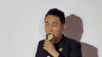 Antreprenorul care a cumpărat cea mai scumpă banană din lume s-a ținut de cuvânt și a mâncat-o. Justin Sun a dat 6,2 milioane de dolari pe ea