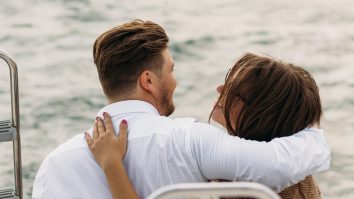 Cum gândesc bărbații? Psihoterapeut: „Testosteronul poate influența percepția lor romantică”