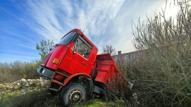 Primăria din Timișoara a confiscat primul camion cu deșeuri ilegale. Șoferul a fugit de lângă vehicul