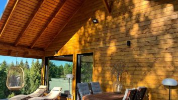 Care sunt cele mai spectaculoase cazări din România? Forestia din Munții Apuseni este o cabană izolată într-o poiană alpină