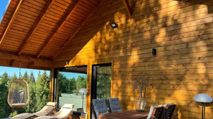 Care sunt cele mai spectaculoase cazări din România? Forestia din Munții Apuseni este o cabană izolată într-o poiană alpină