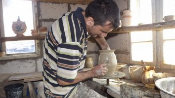 Dimitris Kouvdis a intrat în patrimoniul UNESCO pentru olărit. Ce tehnică antică folosește