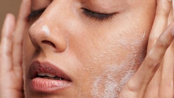 „Dermfluencerii” atrag tot mai mulți studenți la medicină. Fenomenul face ravagii pe TikTok