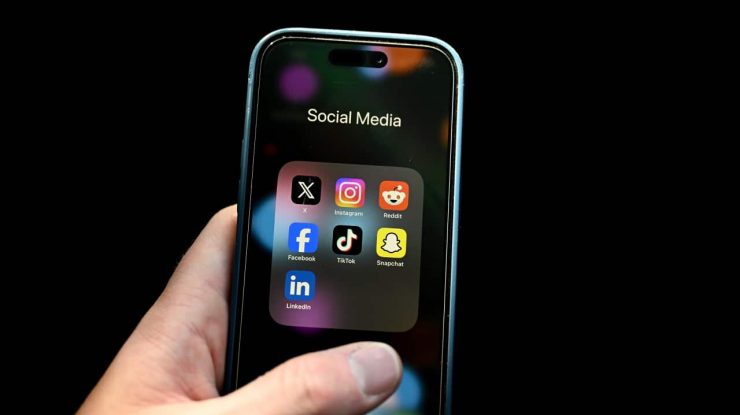 Australia interzice social media pentru copiii sub 16 ani. E prima țară din lume care aprobă o astfel de legislație