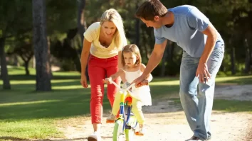 Panda parenting este stilul de educație care îi oferă copilului încredere și siguranță. Consilier: „Învățarea prin expriențe este foarte valoroasă”