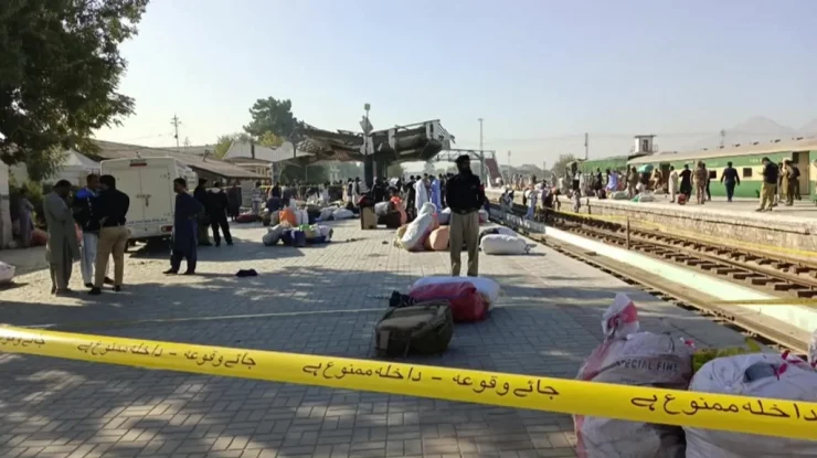 Explozia unei bombe la o cale ferată din Pakistan a ucis cel puțin 25 de persoane. Incidentul a fost atribuit grupului Armata de Eliberare din Balochistan