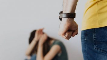 Azi e Ziua Internațională pentru Eliminarea Violenței împotriva Femeilor. O femeie este ucisă la fiecare 10 minute