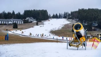 Finlanda este lovită de schimbările climatice. Stațiunile de schi conservă gheața pentru rămâne deschise pe parcursul iernii