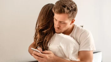 Ce este „Micro-înșelatul” și când duce la despărțire? Psiholog: „Aceasta rupe conexiunea emoțională”