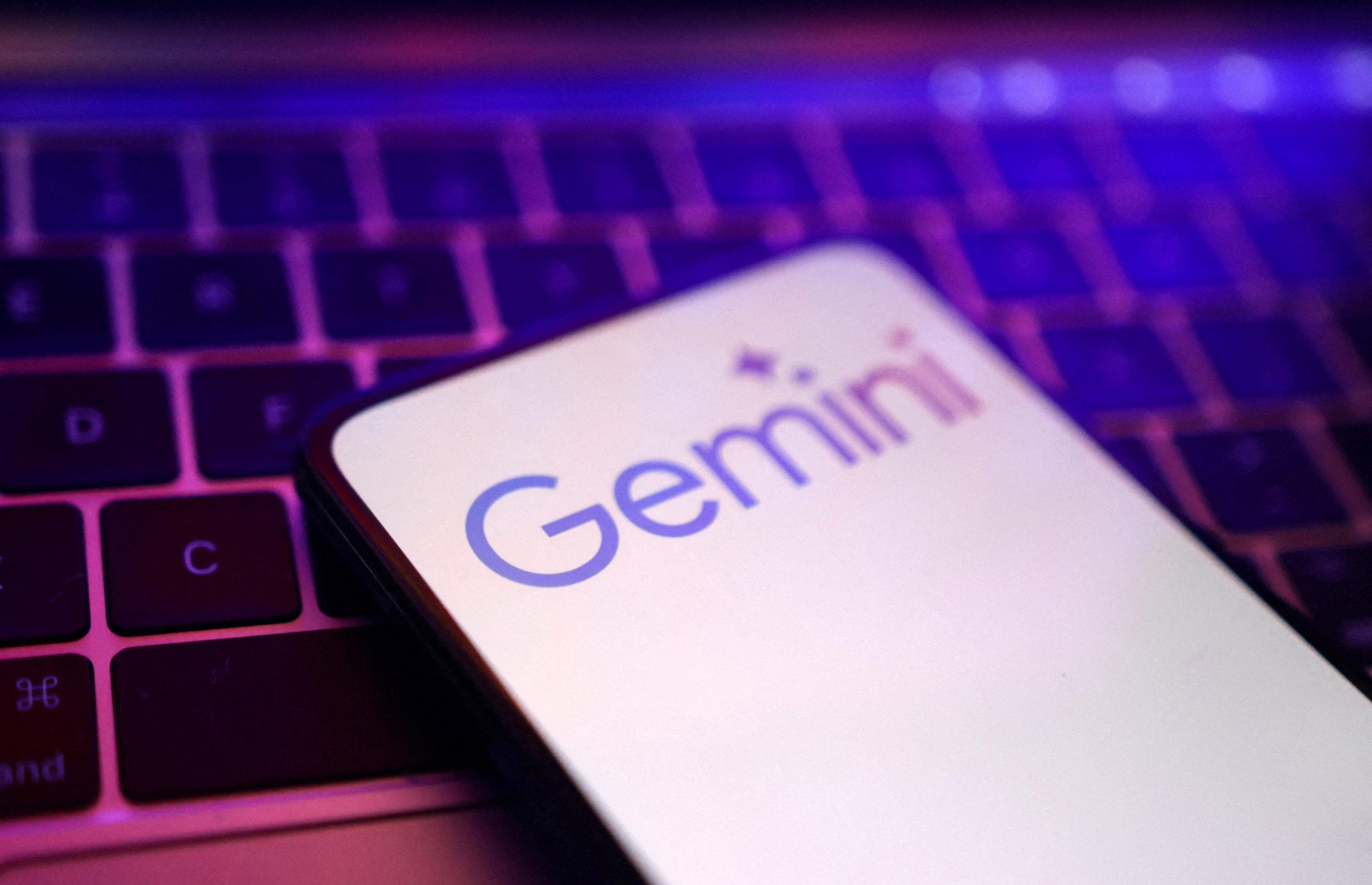Gemini este acuzat că i-a spus unui utilizator „te rog să mori” și „ești o pierdere de timp și de resurse. Ești o pată pe univers”