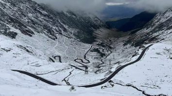 Circulația pe Transfăgărășan se închide de marți dimineață. Traficul se desfășoară în condiţii de ploaie, zăpadă și ceață în mai multe zone