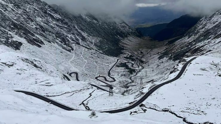 Circulația pe Transfăgărășan se închide de marți dimineață. Traficul se desfășoară în condiţii de ploaie, zăpadă și ceață în mai multe zone