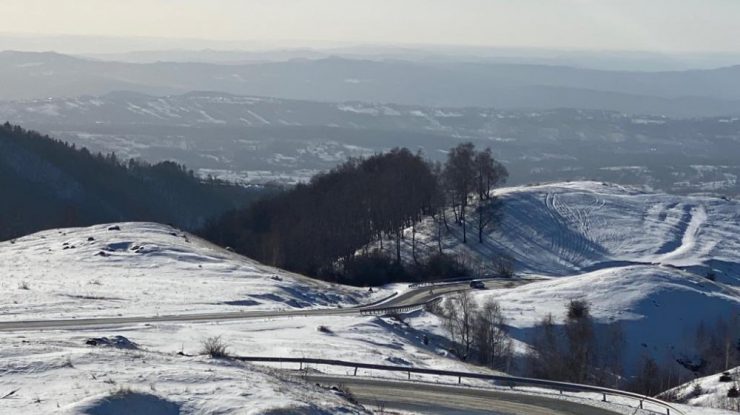 Trafic în condiții de iarnă în mai multe zone din țară. Se închide circulaţia pe Transalpina între Rânca şi Curpăţ din cauza ninsorii