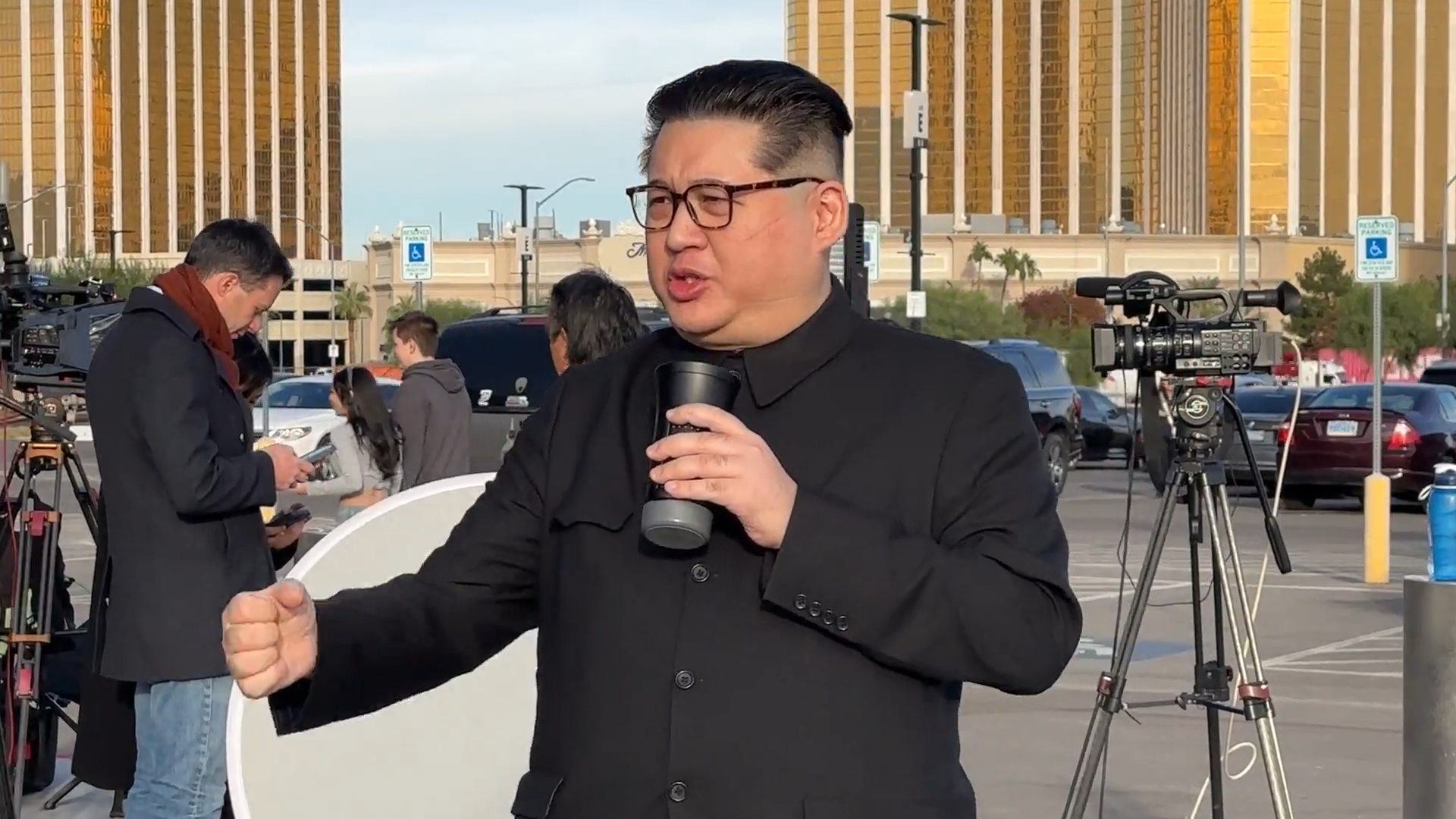 Americanii se țin de glume în ziua alegerilor. „Kim Jong Un” votează în Las Vegas