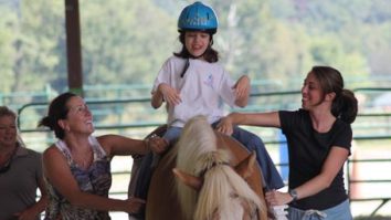 Terapia cu cai poate fi soluția pentru o viață mai bună. Cum te poate ajuta o ședință