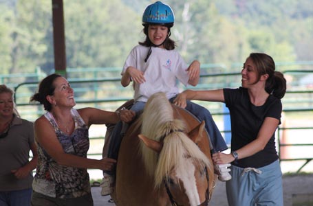 Terapia cu cai poate fi soluția pentru o viață mai bună. Cum te poate ajuta o ședință