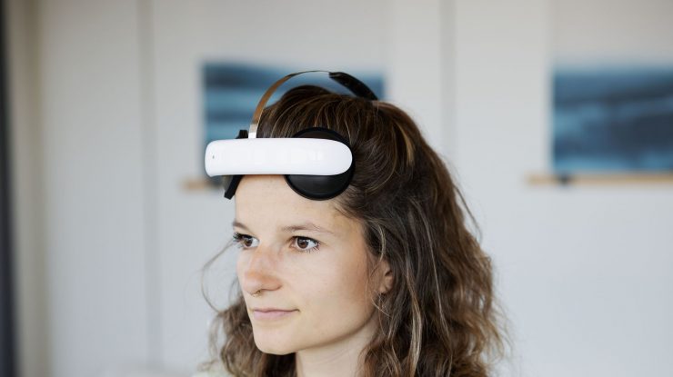 STUDIU. O cască de stimulare cerebrală ar putea ameliora simptomele depresiei. Cum arată Flow Neuroscience