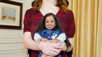 VIDEO. Moment inedit la Londra: cea mai înaltă și cea mai scundă femeie din lume s-au întâlnit