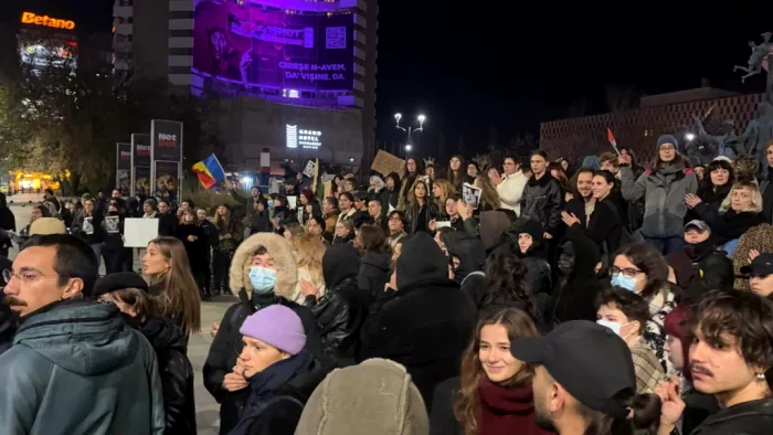 Imaginea articolului Protest la Universitate, în București, față de Călin Georgescu: „Iubirea de țară nu e legionară”