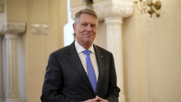 Iohannis va fi anchetat, la inițiativa PSD, pentru cheltuielile de lux pe bani publici. Este primul președinte care, în numele „securității naționale”, a secretizat aceste cheltuieli
