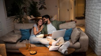 Interzis la sexul pe canapea! Ce spun medicii despre riscurile asociate