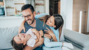 Unul din cinci cupluri din România își dorește un copil, dar nu îl poate avea / Italia a adoptat cea mai dură lege din lume împotriva maternității surogat