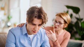 În perioada adolescenței, tinerii trec prin episoade de instabilitate. Psiholog: „Părinții ar trebui să mențină o atitudine fermă, dar caldă, să creeze un spațiu sigur”