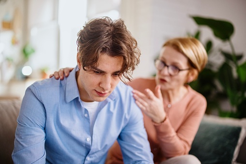 În perioada adolescenței, tinerii trec prin episoade de instabilitate. Psiholog: „Părinții ar trebui să mențină o atitudine fermă, dar caldă, să creeze un spațiu sigur”