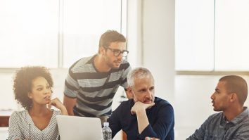 Cracked Labs: Companiile urmăresc telefoanele personale ale angajaților. Cum îți sunt colectate datele la job