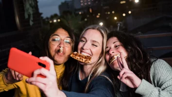 Fenomenul „Lunch Express” ia amploare în lumea Generației Z. Tinerii mănâncă prânzul sau cina în 30 de minute