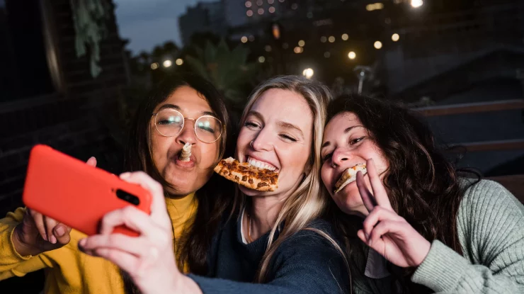 Fenomenul „Lunch Express” ia amploare în lumea Generației Z. Tinerii mănâncă prânzul sau cina în 30 de minute