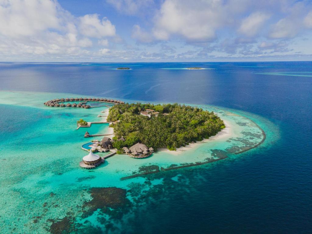Unde mergi pentru lux și relaxare? Baros Maldives este un resort exclusivist cu vile pe apă și pe plajă