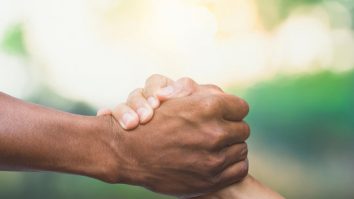 STUDIU. Dacă reziști atunci când cineva te strânge tare de mână înseamnă că ai între 2 și 10% șanse mai mari să trăiești mai mult