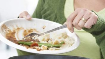 Cum combați risipa alimentară? Un supermarket din Germania folosește mesaje empatice pentru a vinde bananele „singure și triste”