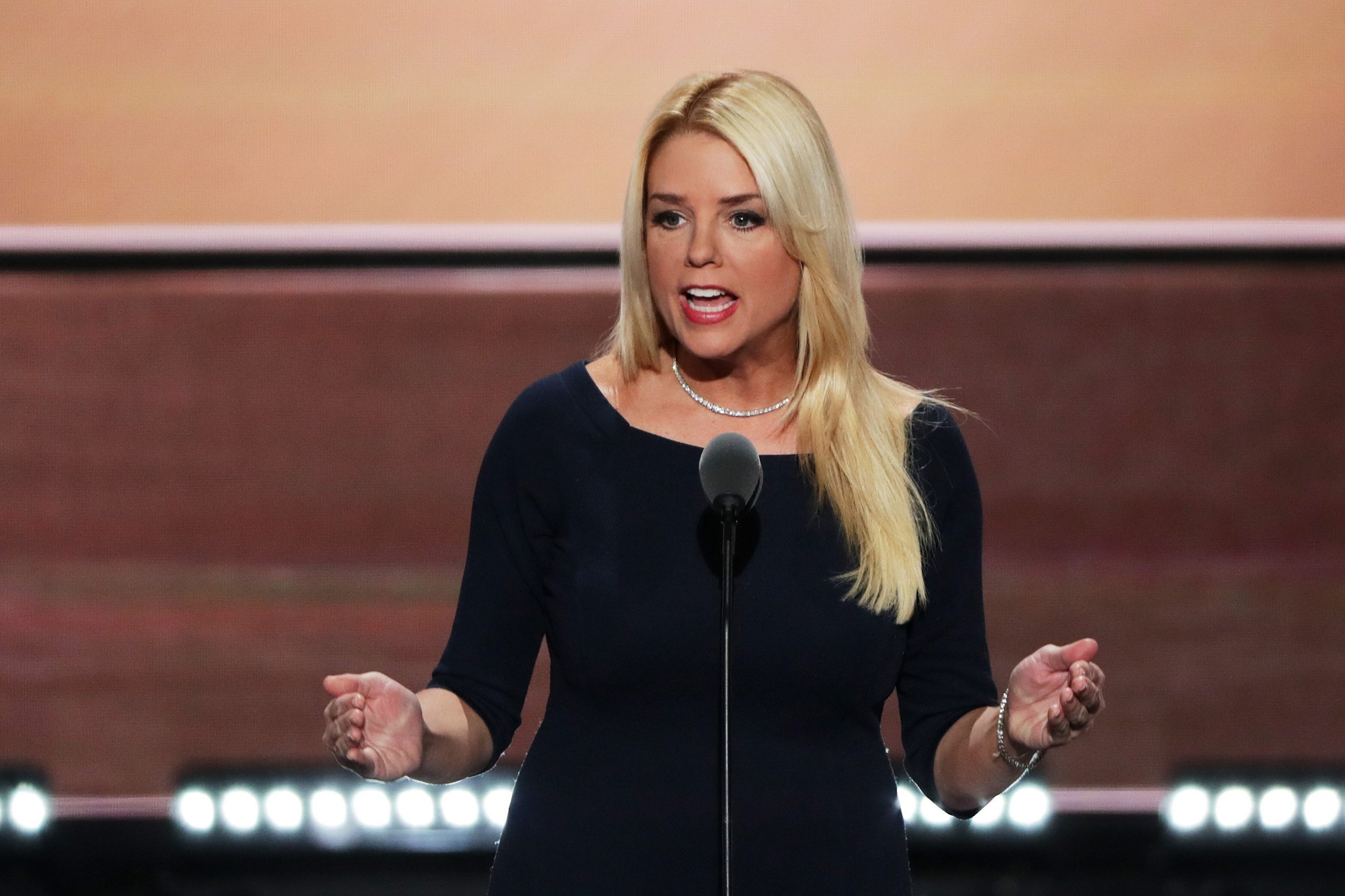 Trump o alege pe Pam Bondi pentru funcția de procuror general al SUA după retragerea lui Gaetz