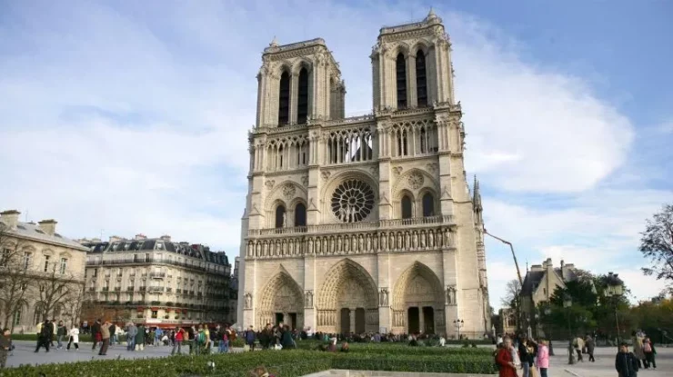 Notre-Dame se va redeschide la cinci ani după incendiu. Cum va marca președintele Macron acest eveniment