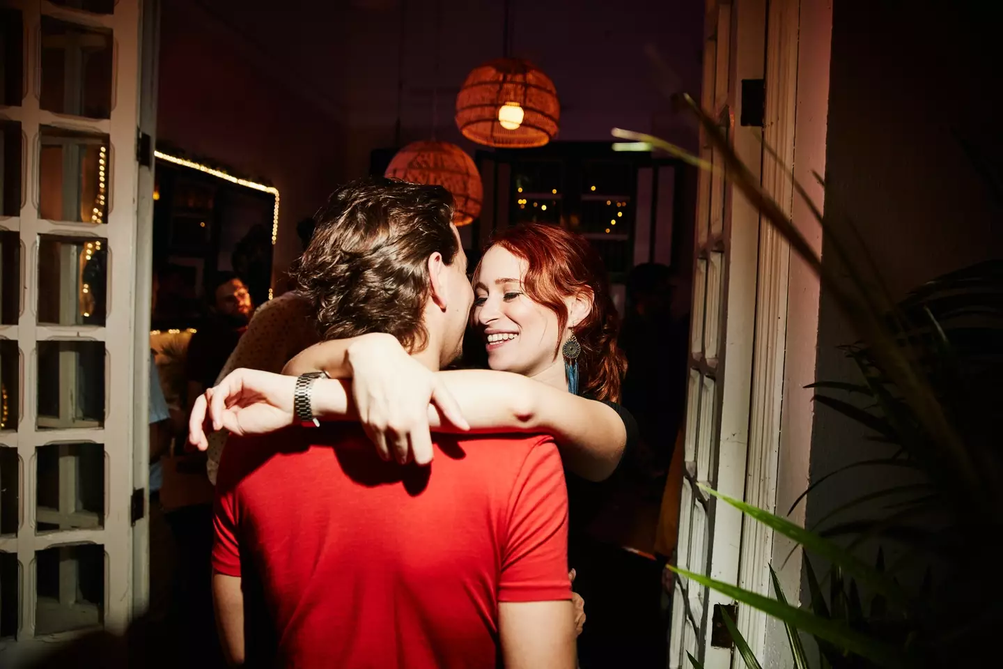 Ce este „throning”? Fenomenul care redefinește relațiile romantice ale generațiilor tinere