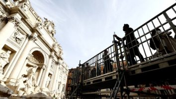 A fost deschisă pasarela de la Fontana di Trevi care oferă acces limitat la monument. Ce amendă primesc cei ce aruncă cu monede