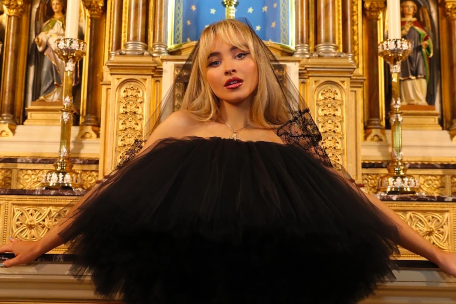 Preotul care a lăsat-o pe Sabrina Carpenter să filmeze scene provocatoare în Biserică a fost eliberat