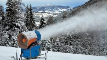 Instalaţiile care produc zăpadă artificială au fost puse în funcţiune pe pârtiile din Poiana Braşov