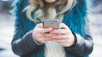 Ce este sindromul „phone hand” și cum îți afectează articulațiile? Kinetoterapeut: „Trebuie să fim atenți la greutatea smartphone-ului”