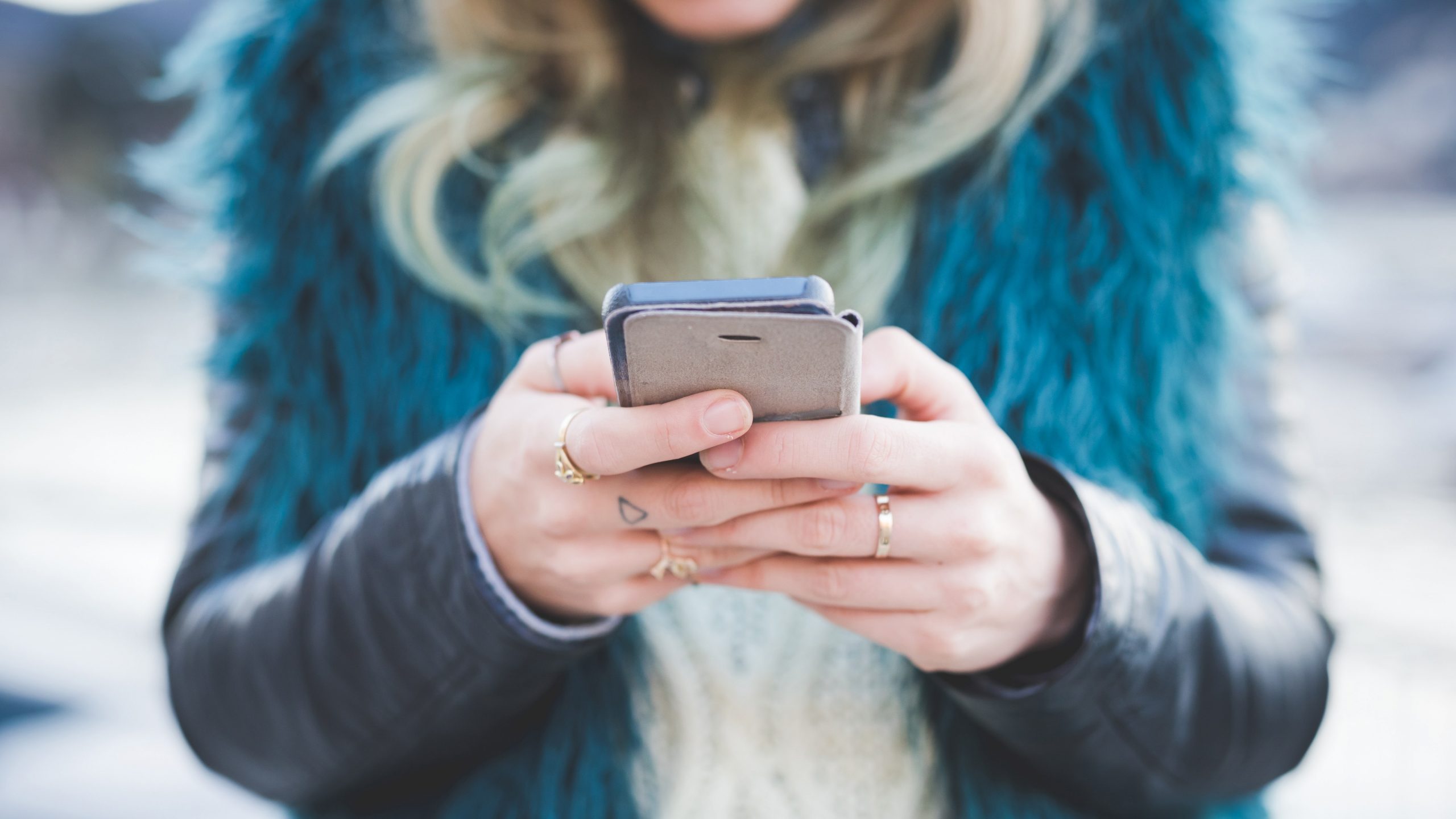 Ce este sindromul „phone hand” și cum îți afectează articulațiile? Kinetoterapeut: „Trebuie să fim atenți la greutatea smartphone-ului”