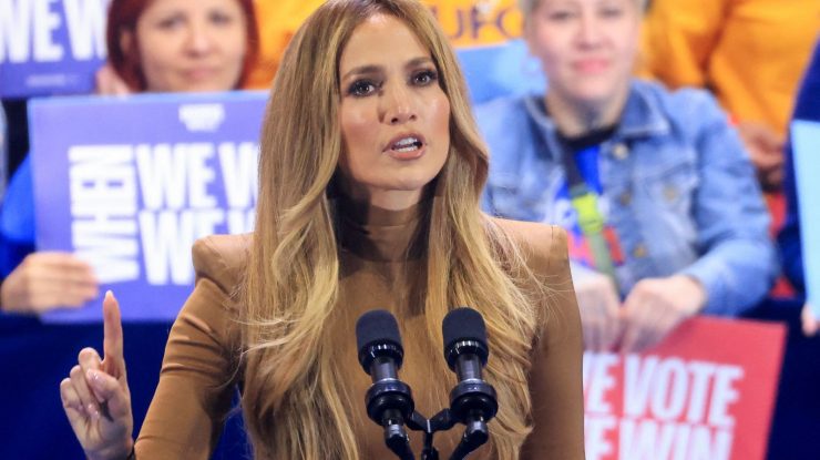 Jennifer Lopez s-a alăturat luptei politice și a prezentat-o pe Kamala Harris în Las Vegas. J.Lo:„Ar trebui să fim supărați, speriați și indignați”
