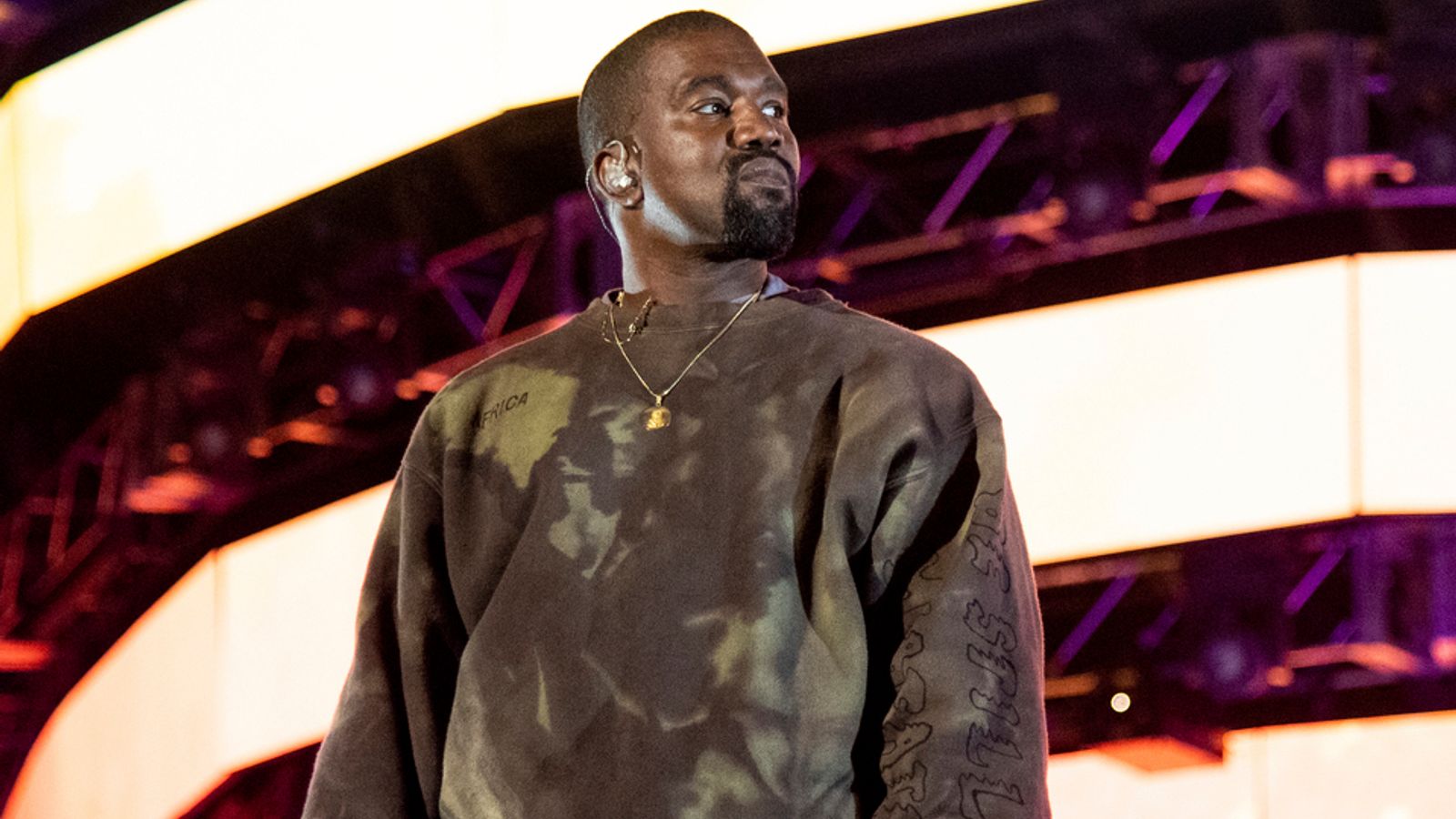 Kanye West a fost acuzat de agresiune sexuală pe platourile de filmare. Acesta a strangulat și supus unor acte de violență un model