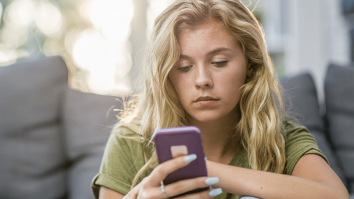 Cum influențează conținutul online sănătatea mintală? Navigarea pe pagini negative poate agrava simptomele mentale