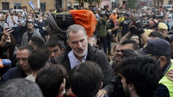 Regina Spaniei a fost împroșcată cu noroi de localnici în Valencia. Cum au reacționat Regele și Premierul în fața acestor proteste